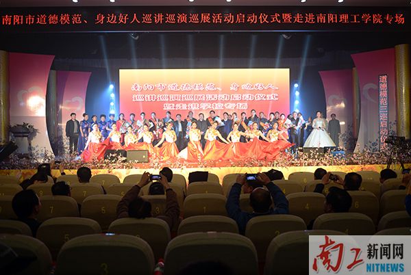 2017-04-01_152804_559150.jpg 2017.03.30全是道德模范、身边好人巡讲巡演巡展活动启动仪式暨走进安博官方网页版专场演出(李杰 刘章) (70).jpg