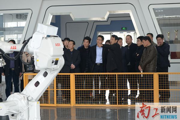 2019-03-29_102840_198446.jpg 2019.03.28 南阳市大型科研仪器共享工作会议代表来校考察(郭城志 李想 常梦梦) (3).JPG