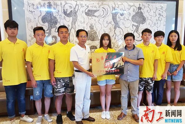 2017-06-30_075026_370933.jpg 艺术设计学院学子暑期社会实践展风采.jpg