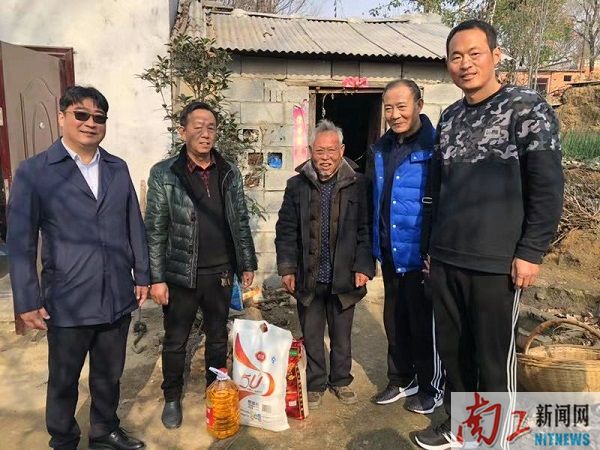 2018-11-27_111145_420834.jpg 6-看望贫困户.jpg