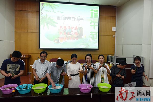 2017-05-28_104732_128459.jpg 2017.05.27机关分工会包粽子比赛(鲁胜兰 王贵娜) (131).jpg