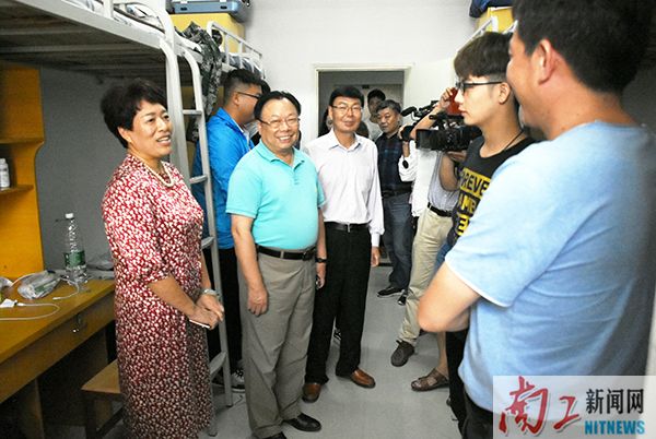 2017-09-09_111131_665293.jpg 参观学生宿舍.jpg