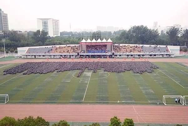 2017-09-22_194019_366214.jpg 2017.09.222017级新生军训汇演暨开学典礼(李杰 展振峰 魏海龙 叶磊 陈敏慧 李帅) (9).jpg