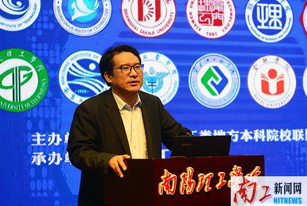 2017-10-27_214659_945630.jpg 安博官方网页版政治理论教研部部长葛晨光.jpg