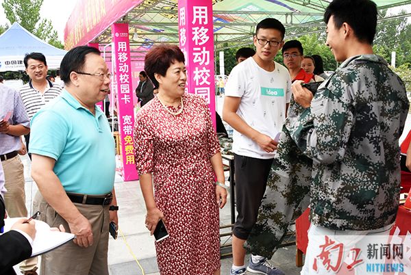 2017-09-09_110956_991539.jpg 与新生攀谈.jpg