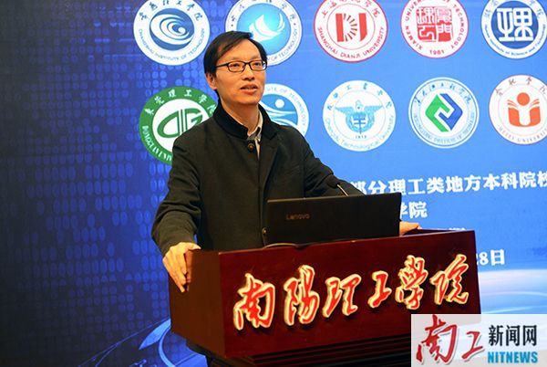 2017-10-27_213950_537510.jpg 宁波工程学院马克思主义学院副院长张新光.jpg