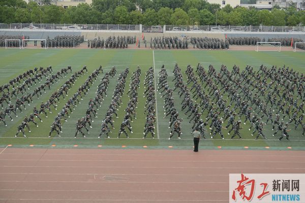 2017-09-22_193325_292550.jpg 2017.09.222017级新生军训汇演暨开学典礼(李杰 展振峰 魏海龙 叶磊 陈敏慧 李帅) (347)_副本.jpg