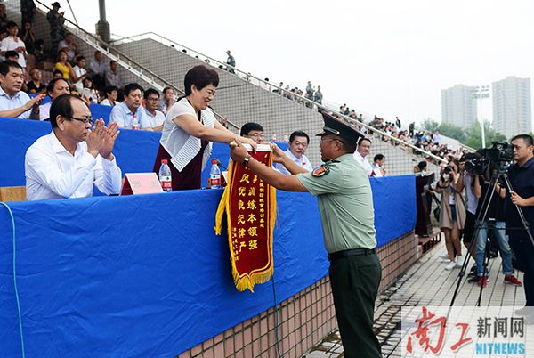 2017-09-22_193432_813092.jpg 2017.09.222017级新生军训汇演暨开学典礼(李杰 展振峰 魏海龙 叶磊 陈敏慧 李帅) (2).jpg