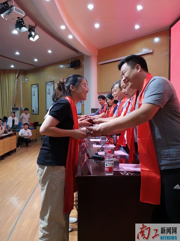 2019-05-24_185323_700626.jpg 颁奖1.jpg